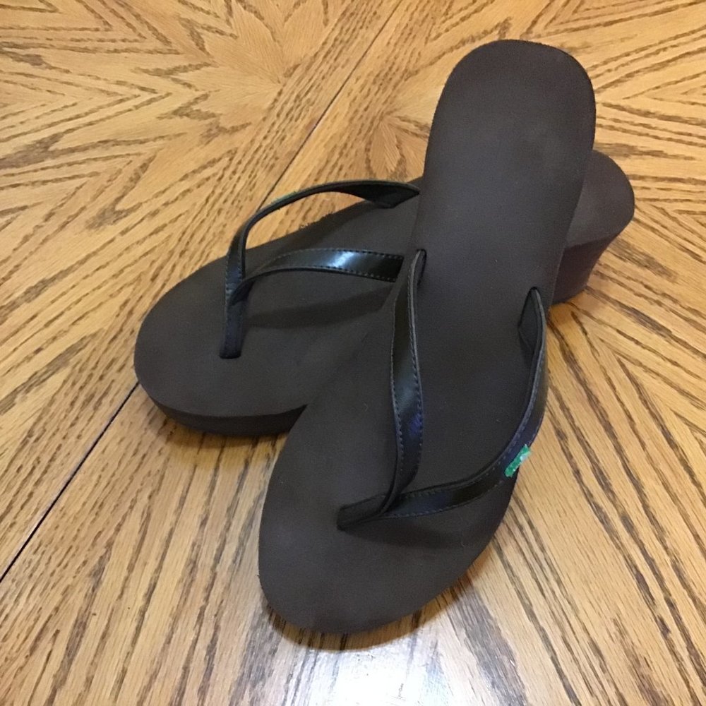 SANUK   WOMEN'S  WEDGE SANDLES   BROWN  8.5